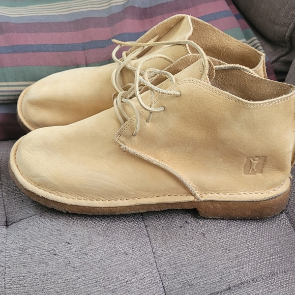 Classic Tan Chukka Boots for Men - Picture 2 of 5